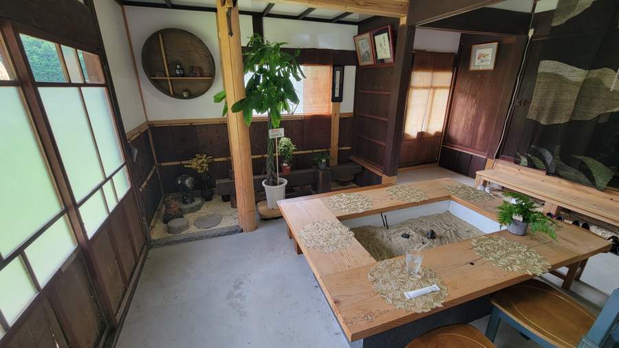 囲炉裏を囲むテーブルのある店内